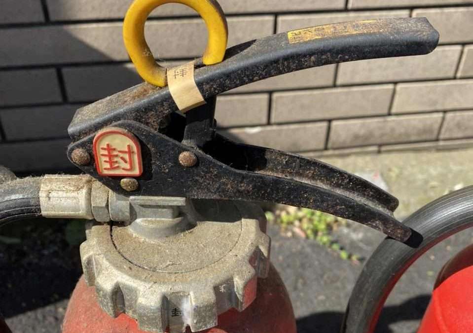 （中埼設備ニュース）古い消火器の使用期限は5年です。期限キレの消火器を毎月何十本も回収しております。